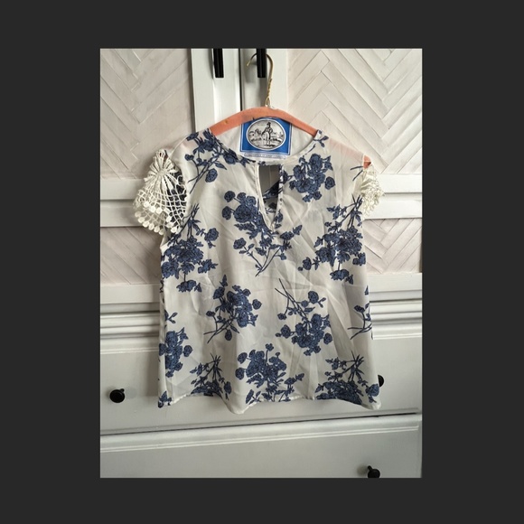White and Blue floral Print top with Lace Sleeves - Picture 2 of 2